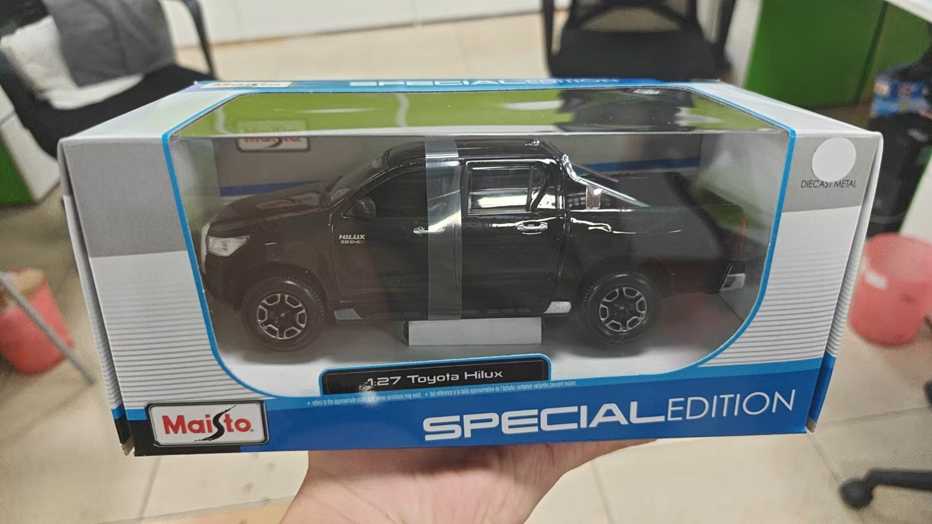 Maisto 1:27 2023 Toyota Tacoma TRD Pro Die-Cast Pickup Model