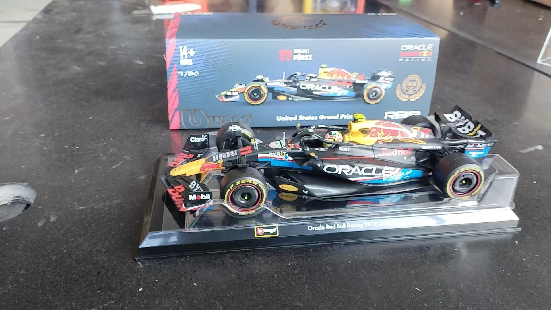 Bburago 1:24 Red Bull RB18 F1 2022 Die Cast Model Car MODCOLS