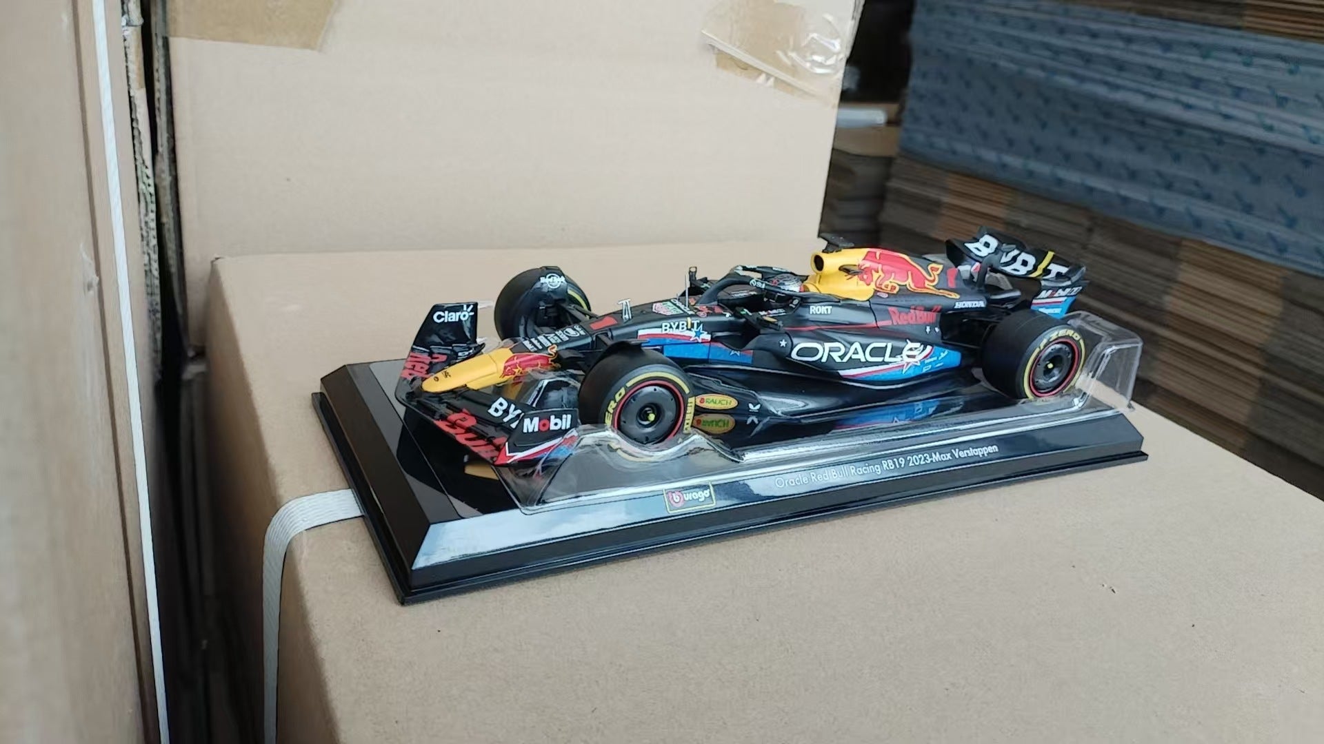 Bburago 1:24 Red Bull RB18 F1 2022 Die Cast Model Car MODCOLS